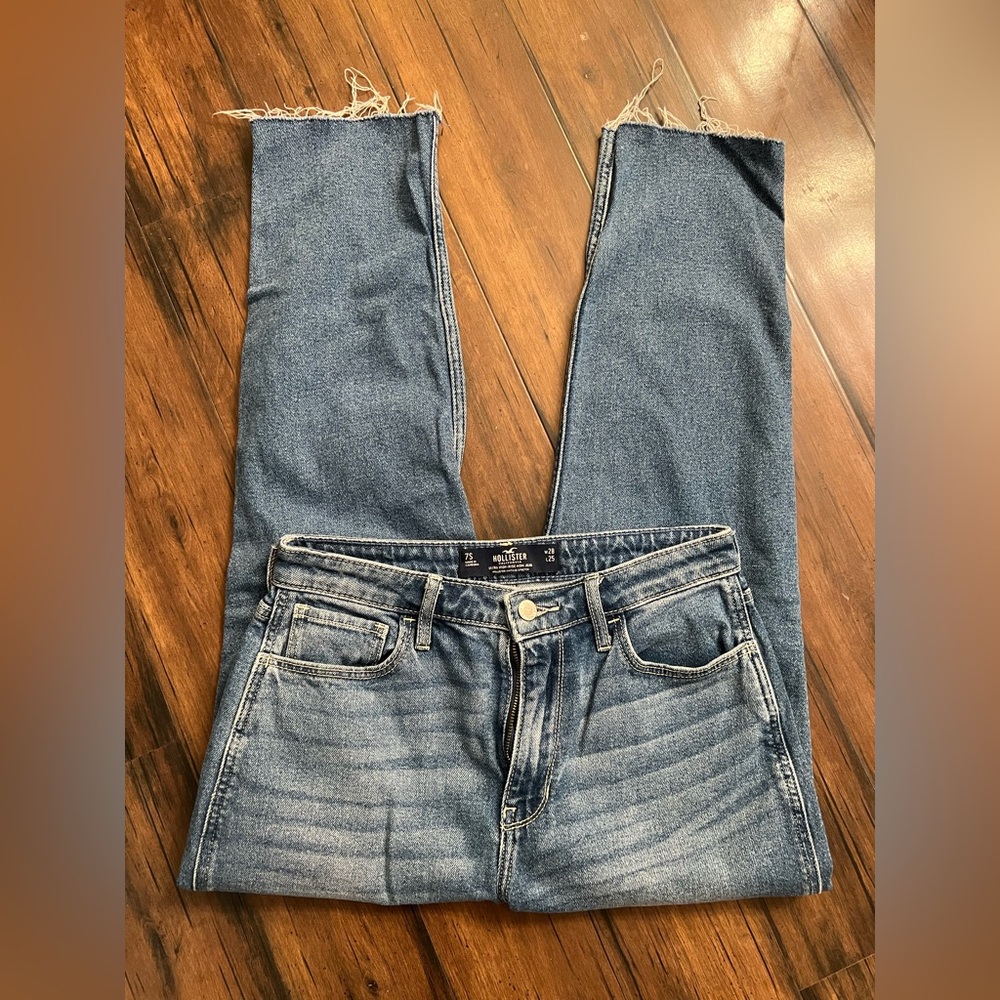 HOLLISTER HIGH RISE MOM JEANS